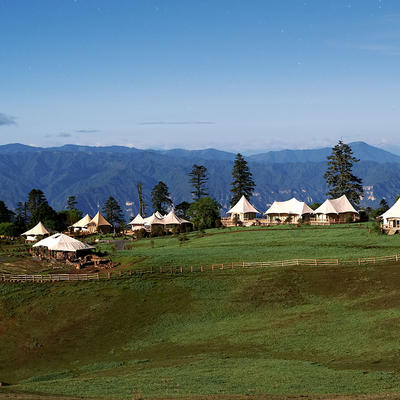 Multi-peak luxury resort tent for an unforgettable living experience